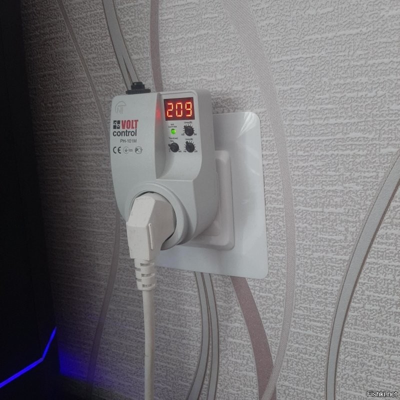 Давно себе поставил такие штуки в каждую комнату. От них уже подключены сетевые фильтры и в них техника. На кухне холодильник и стиралка работают от стабилизатора, ибо напряжение часто не столько высокое, сколько низкое бывает.