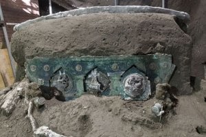 В Помпеях обнаружили полностью сохранившуюся церемониальную колесницу