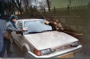 Нам в этом плане повезло больше. Блуждая везде и всюду, обнаружили колодец с грунтовыми водами прям около заправки. Вёдра, губки, стыренные из дома или с дачи с лихвой окупились.  Один задарил тетрис - это нечто.