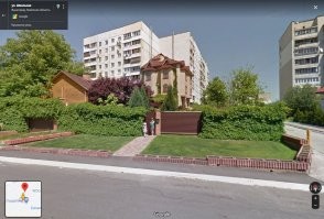 Вышгородский замок самый зачетный. Да и общая огороженная территория там от души. И гараж подземный есть, и домик гостевой, и сад.
Ещё интересно, какую тягу создают те три трубы, если они от каминов. И какой при этом издают звук. Явно не ноктюрн)))