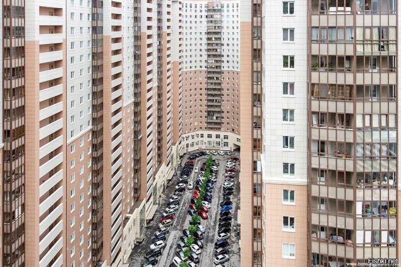 сейчас при строительстве массового жилья идея одна как можно больше жилых метров на одном метре землию. а за социальным пространством, можно сьездить в районы построенные при СССР и РИ