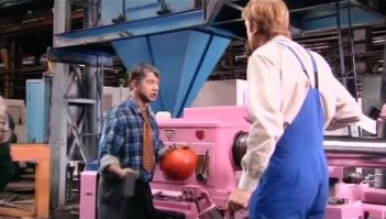 Барбер - он же цирюльник/брадобрей, в прошлом довольно уважаемая профессия. Или по-вашему настоящие мужики исключительно стоят на заводе у станка?