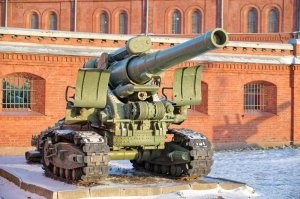 Давным давно, ещё в бумажной книге, автора и названия которой не помню, читал про произошедший на Курской дуге уникальный случай использования осадного орудия против танка, который, в известной мере, повлиял на расклад сил на большом участке фронта. Танк "Тигр" в суматохе боя пересёк линию фронта, заблудился и, сам того не ведая, выкатился на позицию гаубиц особой мощности  Б-4, которые мирно утюжили немецкие укрепления. К счастью, одно из орудий было изготовлено к стрельбе, а у расчёта хватило сноровки навестись на танк (хотя гаубица и не предназначена для стрельбы прямой наводкой) и всадить "203 миллиметра ярости" в Тигра практически в упор. Всем было ясно, что удара "кувалды Сталина" не выдержит никакая броня, но результат превзошёл все ожидания. Танк даже не взорвался, он, буквально "прекратил существование" как много позже станут говорить космические инженеры. Обломки разлетелись на десятки метров, при этом, каким-то чудом, боекомплект не сдетонировал. Позже наши войска отступили на этом участке и он перешёл к немцам. Увидев то, что осталось от "Тигра" те просто впали в шок. Командованию доложили, что русские испытывают новое противотанковое орудие невиданной мощности.  Позже, сопоставив факты, они, конечно разобрались что к чему, но несколько дней немцы использовали танки с очень большой осторожностью, что дало советским войскам преимущество, которым они не преминули воспользоваться.
Правда это или нет -- судить не берусь.