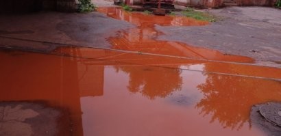 У нас в Кривом Роге лужи тоже не грязные - в наших местах много железной руды, красящей воду в цвет ржавчины.