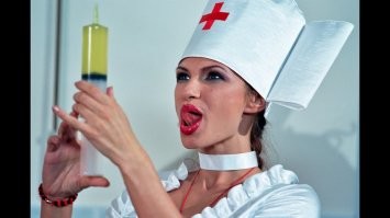 Год на передовой борьбы с коронавирусом: девушки, работающие на скорой помощи