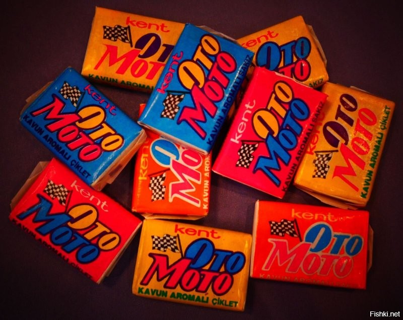 БомБиБом дынный клёвый был, там вкладыши машины были. Кола вкусная жевачка была. Бумер был, Ото-Мото. Лазер офигенный вкладыши с военной техникой. И во всех домах абсолютно в начале 90-х на зеркалах, шкафах холодильниках были наклейки Элен и Ребята.