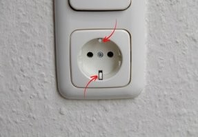 Коротнет и автоматы повырубает. Больше ничего не произойдет.
Чтобы хоть немного током ё#нуло, нужно другой рукой, той что без вилки, взяться за заземление в розетке или металлический стояк отопления.
"Технический прогресс сделал розетки безопасными. Погибают только одаренные".