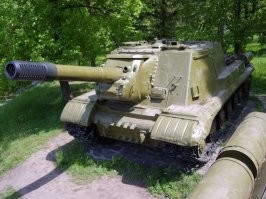 Скорее артиллеристу. Сдается мне что это 152-мм самоходная артиллерийская установка ИСУ-152. Хотя ракурс не совсем удачный.