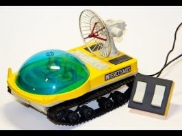 Вот мои любимые.
Планетоход. Ц 16р. Была еще версия на радиоуправлении, раза в два дороже.
Пожарный катер "Саламандра"-добротный конструктор с двигателями,вроде 25р.
Совершенно уникальная пневматическая винтовка-конструктор. В набор входило два ствола, приклад, оптический прицел и магазин. Винтовка была барабанная, стреляла пластиковыми пульками. У меня прожила довольно долго. В 8-м классе мы в школе играли с ее помощью в "русскую рулетку". Эмоции зашкаливали, и все ходили с синяками на висках. Била винтовка очень прилично.Стоила в районе 20-ки.