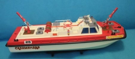 Вот мои любимые.
Планетоход. Ц 16р. Была еще версия на радиоуправлении, раза в два дороже.
Пожарный катер "Саламандра"-добротный конструктор с двигателями,вроде 25р.
Совершенно уникальная пневматическая винтовка-конструктор. В набор входило два ствола, приклад, оптический прицел и магазин. Винтовка была барабанная, стреляла пластиковыми пульками. У меня прожила довольно долго. В 8-м классе мы в школе играли с ее помощью в "русскую рулетку". Эмоции зашкаливали, и все ходили с синяками на висках. Била винтовка очень прилично.Стоила в районе 20-ки.