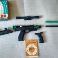 Вот мои любимые.
Планетоход. Ц 16р. Была еще версия на радиоуправлении, раза в два дороже.
Пожарный катер "Саламандра"-добротный конструктор с двигателями,вроде 25р.
Совершенно уникальная пневматическая винтовка-конструктор. В набор входило два ствола, приклад, оптический прицел и магазин. Винтовка была барабанная, стреляла пластиковыми пульками. У меня прожила довольно долго. В 8-м классе мы в школе играли с ее помощью в "русскую рулетку". Эмоции зашкаливали, и все ходили с синяками на висках. Била винтовка очень прилично.Стоила в районе 20-ки.