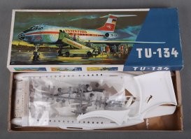 Думаю, отдельной главы заслуживают ГДРовские модельки самолетов. У меня возле дома был магазин "Юный техник". Беда родителей нашего дома)). Раз в недели моделька покупалась стабильно.