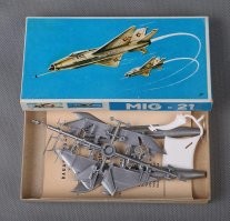 Думаю, отдельной главы заслуживают ГДРовские модельки самолетов. У меня возле дома был магазин "Юный техник". Беда родителей нашего дома)). Раз в недели моделька покупалась стабильно.