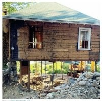 Думаю что здесь решили перебрать стены цокольного этажа не разрушая само строение