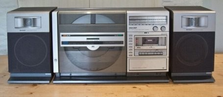 А вот в SHARP v3000 даже пластинку не нужно переворачивать...