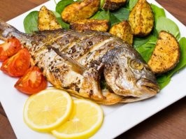 Девушка сыграла в крестики-нолики с рыбкой