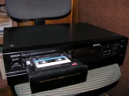 Били у меня такой усилитель и дека от радиотехники. Особенно дека нравилась, с необычной загрузкой.  Прошло время и прикупил по случаю такой девайс от Denon, на этом мой период кассетных дек закончился, я ее потом продал, сейчас жалею, надо было оставить обе деки.