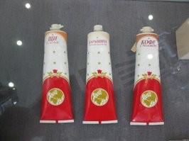 Ностальгия пробила... В конце 80х работал на БЭЗКП и СПТ на герметизации именно таких тюбиков, причем "на космос" шла очень небольшая доля из продукции, производимой заводом, в основном завод делал концентраты (сухие супа, соусы, желе и т.п.), даже в обычных магазинах можно было купить  их брикет горохового супа с копченостями. И естественно, бОльшая часть продукции шла в сухпаи для разных экспедиций, туристов и т.п. 
 Очень интересное производство :)