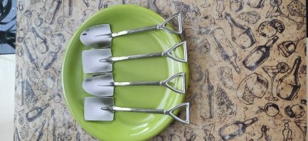 На АлиЭкспресс - в поиске ложка лопата. Недавно пришли. Две как на фото, две - штыковые. Четыре штуки - 380 рублей. По размерам между чайной и десертной. Неудобные, так попонтоваться.