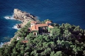 "Реальный срок президенту Франции", внезапно превратился в один год домашнего ареста. Отбывать его он будет здесь.