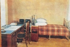 На фото комната Ленина в Кремле.

Тут музей в Горках. Посмотри, а ещё лучше посети. Роскошь неимоверная да? 
А Ленин бы руководителем и идейным лидером самого большого государства на планете Земля.