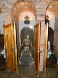 Пронесло: концептуальный пост об общественных туалетах