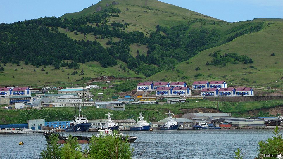 Я здесь служил в 93-94. На ПСКР . Корабли стоят на заднем плане.
И то что он в конце сказал, что кроме танка и гор там смотреть не на что, это он ошибается. Природа уникальнейшая. Не тронутое цивилизацией побережье. Мы то этот остров с разных сторон видели и не только этот.
