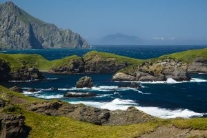 Я здесь служил в 93-94. На ПСКР . Корабли стоят на заднем плане.
И то что он в конце сказал, что кроме танка и гор там смотреть не на что, это он ошибается. Природа уникальнейшая. Не тронутое цивилизацией побережье. Мы то этот остров с разных сторон видели и не только этот.