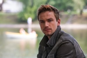 Вообще не выходит никогда из одного и того же образа, только бегает по съемочным плащадкам и меняет куртки