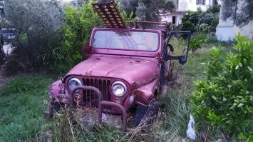в 17 году был в Лефкаде (Греция) и мне кажется, что у них это норма или просто как украшение городка.