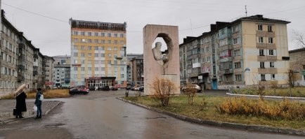 Ну что ж, посмотрите тогда и мои фотки реальной Воркуты осени 2020. Просто прогулялся в центре и у ЖД вокзала. Сравните с тем, чего из интернета надергали