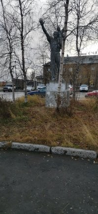 Ну что ж, посмотрите тогда и мои фотки реальной Воркуты осени 2020. Просто прогулялся в центре и у ЖД вокзала. Сравните с тем, чего из интернета надергали