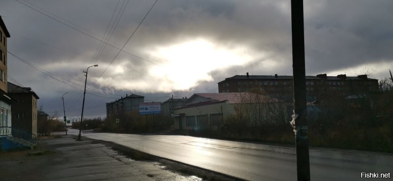 Ну что ж, посмотрите тогда и мои фотки реальной Воркуты осени 2020. Просто прогулялся в центре и у ЖД вокзала. Сравните с тем, чего из интернета надергали