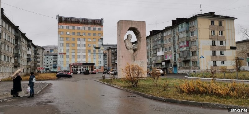 Ну что ж, посмотрите тогда и мои фотки реальной Воркуты осени 2020. Просто прогулялся в центре и у ЖД вокзала. Сравните с тем, чего из интернета надергали