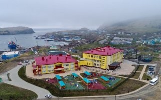 Есть. Но я там не был 20 с лишним лет. Там было 2 поселка. Один чисто гражданские. А второй военный городок, часть обеспечения со складами и еще гражданские. Но заходил сейчас посмотреть на их  сайт, конечно не узнать как развились они.