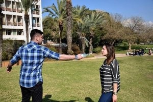 Фото постановочное Во-первых, она закрыла глаза, значит ожидала этого Во-вторых, майка мокрая, значит уже не первый дубль