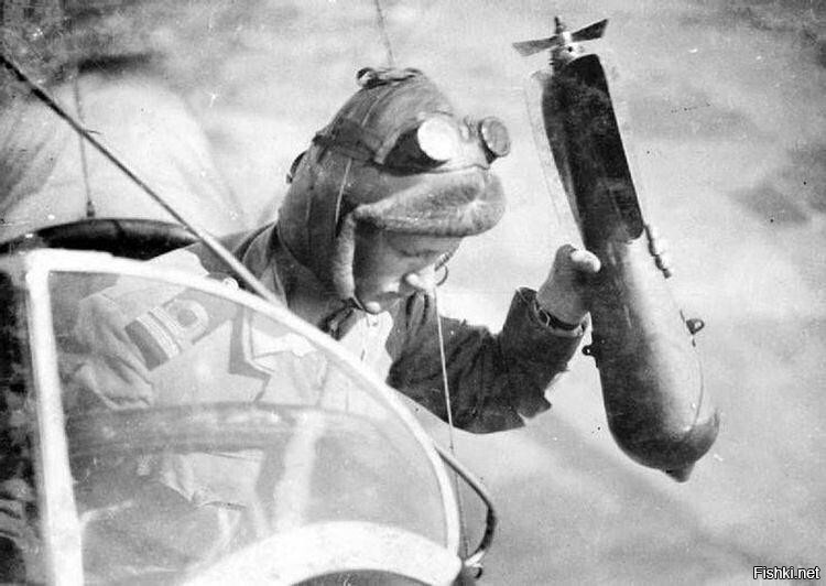 Ни кого не смущает надпись к этому фото "английский авиатор сбрасывает бомбу на французский фронт"? Французы от англичан такого не ожидали)))