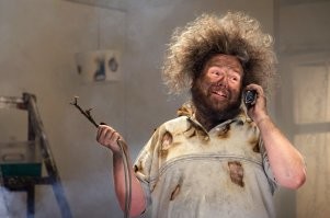 Да. Большое количество пожаров случается, по причине неисправной электропроводки. Это факт.
 Но к сожалению, сейчас найти квалифицированого электрика сложно. Все идут в слаботочники или в эл.монтажники. А вот с эксплутационщиками беда.
 Поэтому и крутят скрутки алюминий +медь, или на 2х1.5 бревенчатый дом подключают.
 Но это система. Быть может придет время, когда электромонтер опять будет звучать гордо. 
А пока, вот.