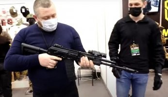 Фонарь на верхней рельсе, перекрывающий прицельные, люто тактикулен