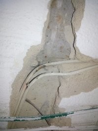 Кстати, привет всем "хозяевам", которые делают капитальный ремонт и не меняют эл. проводку : " зачем, она ведь работает".
Просто любая проводка имеет свой срок годности. А про современные нагрузки на эл. проводку, я вообще молчу.