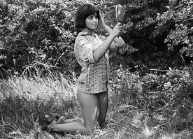 Выбрать Варлей из 500 вполне себе обьяснимо, думаю все кто вспомнит свои чувства тогда, при просмотре - девушка просто огонь, вот реально вулкан какой-то. Варлей в молодости была невероятно хороша, вспомните Вий.. Рождало то время таких естественных красавиц, сейчас, конечно, такое уже не повторить, время стало другим и мода на красоту другая - наши звезды шоу-биза выглядят "лучше" чем 15 лет назад, машина омоложения и красования гудит на полную катушку. А впереди еще генная инженерия, биороботика и прочие чудеса. Еще при нашей жизни мы увидим искусственных людей и много чего странного. 
А вот счастья женского - на нашла. Два коротких брака, третий - вообще вышла за какого-то прораба, который ей ремонт делал. В общем - не родись красивой.