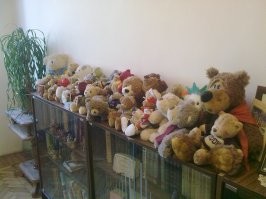 Это, правда, не целиком - моя коллекция плюшевых медведей. Справа - на одном из них галстук, в котором меня в пионеры принимали. Ленинград, 1972, Аврора.