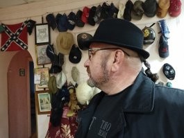 Я всю жизнь, что нибудь собираю. Возможно это силлогомания)) В детстве собирал туалетное мыло со вкусным запахом( тогда это был дефицит).  У сына коллекция камней, основой которой послужили мои камни, привезенные из разных походов, там изюминка александриты и агаты. На данный момент у меня два вида коллекционирования. Есть коллекция фигурок медведей. И есть коллекция головных уборов. Что-то лучше фотки не нашел.