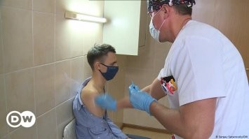 В если бы укол в ягодицу - трусы до полу? Снять с одного плеча рубашку не вариант?