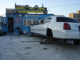 Чистый прикол от хозяев. Раньше была обычная вывеска, а потом заменили на эту. Что и привлекло внимание публики.