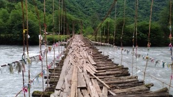 Вот, например, Абхазия, мост через Бзыбь.