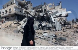 1 августа 2014, Газа. Жилые кварталы после израильского обстрела. Бомбить и обстреливать из танков и самоходок города - это по еврейски.
А кто же это сделал? А это сделали внуки тех самых еврейчиков, которых спасла от Холокоста праведница Сендлерова. Еврейчики выжили, дали потомство, которое сейчас мочит всех вокруг - палестинцев, сирийцев, ливанцв, иранцев.