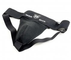 А вот в сборе, как видишь-все удерживает и прилегает. Не идиотами придумано, тем более, что хоккей такой вид спорта, где прилететь может и шайба, и клюшка, и бутылка с трибун, причем хоккеист иногда и в горизонтальном положении находится