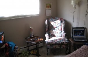 Работал в Канаде.Вся мебель на фото с мусорки.Телевизор подарили соседи когда переезжали.