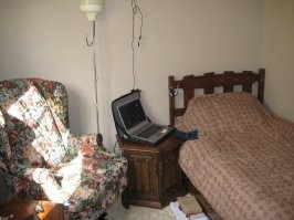 Работал в Канаде.Вся мебель на фото с мусорки.Телевизор подарили соседи когда переезжали.